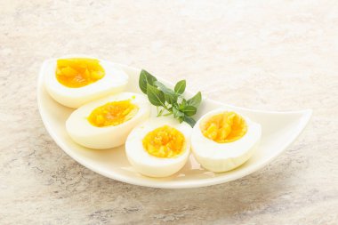 Kahvaltıda haşlanmış tavuk yumurtası, yumurta kabuğu olmadan.