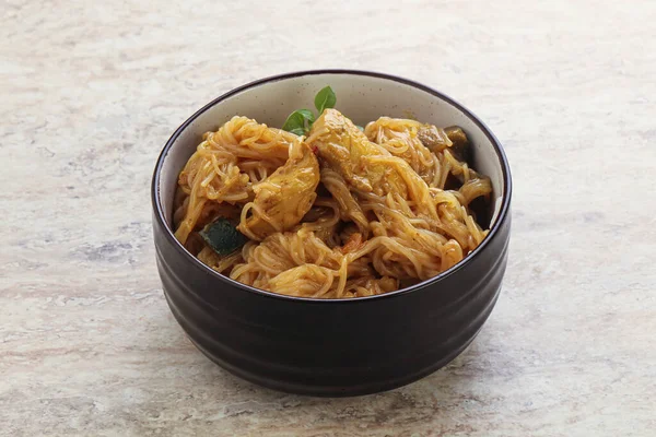 Wok Udon Dengan Kari Ayam Dan Sayuran — Stok Foto