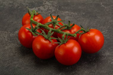 Taze olgun domates dalıyla izole edilmiş.