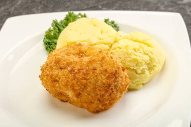 Patates püresiyle doğranmış etten çıtır tavuk pirzolası.