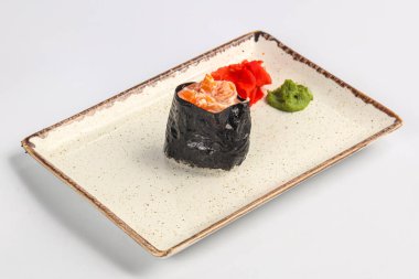 Somon ve baharatlı soslu Japon suşi.