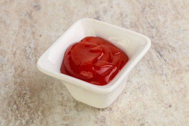 Sıcak ve baharatlı Sriracha sosu kasede