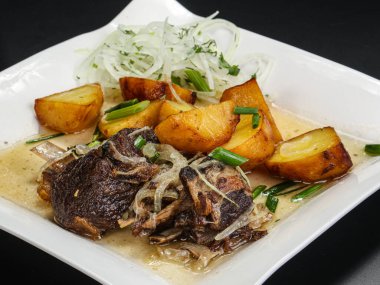 Kızarmış patates ve soğanlı ızgara biftek.