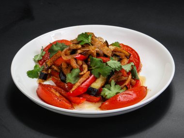 Kızarmış tavuklu salata ve ızgara et.