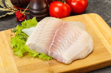 Pişirmek için çiğ pangasius fileto balığı.
