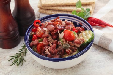 Fasulyeli ton balığı salatası, salatalık ve domates.