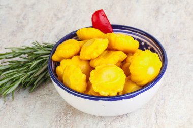 Turşulu sarı pastanın içinde doğal atıştırmalıklar.