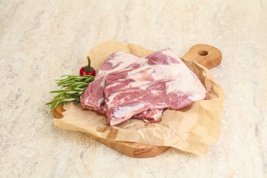 Güvertede pişirmek için çiğ domuz kaburgası.