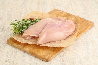 Güvertede pişirmek için çiğ tavuk göğsü filetosu.