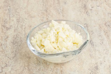 Kahvaltı için kâsede tahıllı süzme peynir.