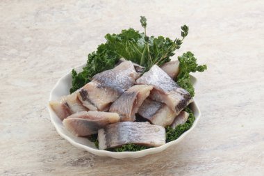 Kavanozda balık fileto dilimi var.