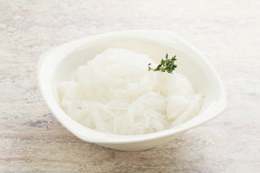 Kavanozda kaynamış Asyalı erişte.