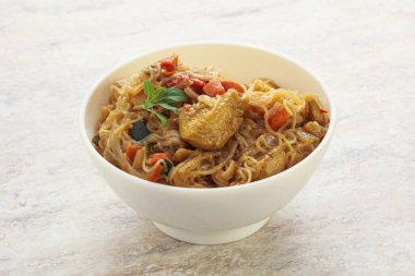 Körili tavuk ve sebzeli Wok Udon