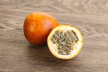 Dilimlenmiş tropik tatlı ve sulu Tutku meyvesi