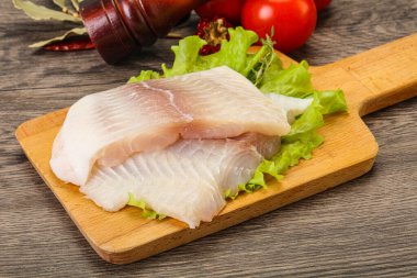 Pişirmek için çiğ pangasius fileto balığı.