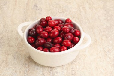 Olgun tatlı tatlı taze kızılcık kasede