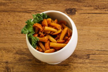 Terbiye edilmiş mantar. Kasede küçük bal aromalı.