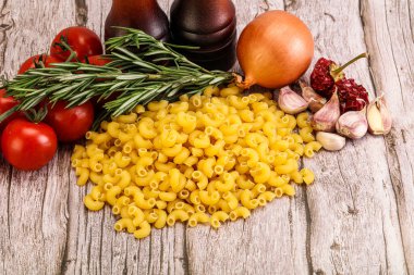 Çiğ İtalyan buğday makarnası - Chifferi rigati pişirmek için