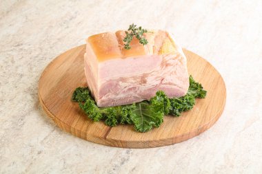 Ev yapımı domuz pastırması.