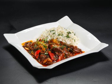 Sebzeli biftek ve soslu garnitür pilavı.