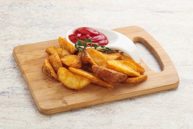 Kızarmış patates ve domatesli ketcup.