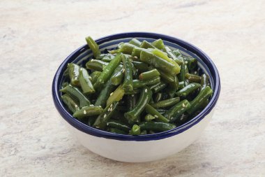Susamlı haşlanmış yeşil fasulye garnitürü.