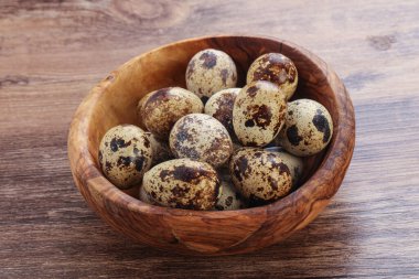 Çiğ şarküteri bıldırcın yumurtası kaseye yığılır.