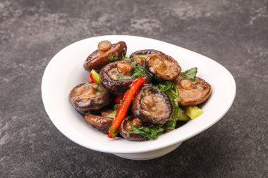 Baharatlı ve otlu terbiye edilmiş Shiitake mantarı.