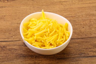 Yemek pişirmek için kasede dilimlenmiş sarı peynir.