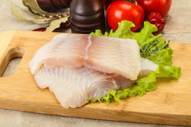 Pişirmek için çiğ pangasius fileto balığı.