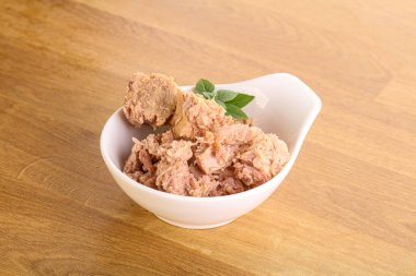 Kavanozda yağlı konserve ton balığı.