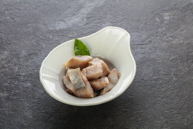 Atıştırmak için dilimlenmiş ringa filetosu kasede.