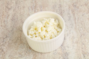 Kahvaltı için kâsede tahıllı süzme peynir.