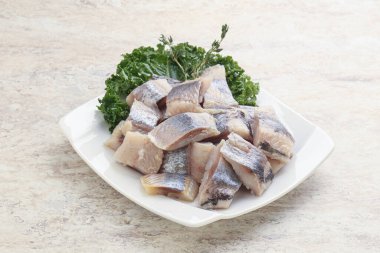 Kavanozda balık fileto dilimi var.