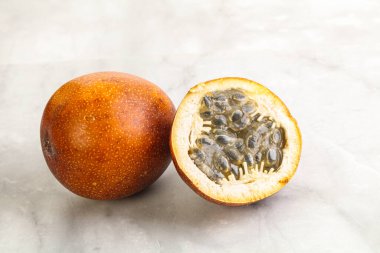 Dilimlenmiş tropik tatlı ve sulu Tutku meyvesi
