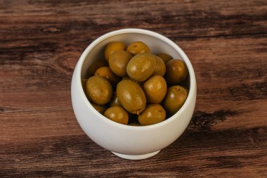 Kavanozda yeşil zeytin turşusu