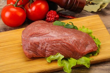 Pişirmek için çiğ et parçası.