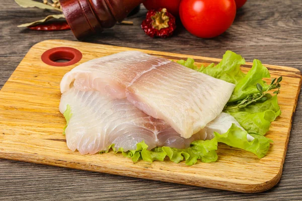 Pişirmek için çiğ pangasius fileto balığı.