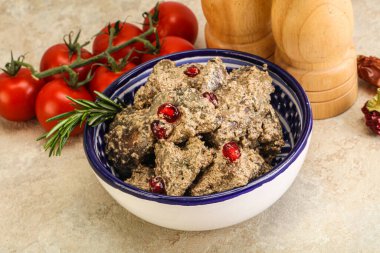 Krema soslu tavuk ciğeri biberiye servis edildi.