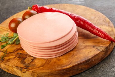 Atıştırmak için dilimlenmiş domuz sosisi.