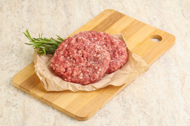 Izgara veya rosto için çiğ sığır burger pirzolası.
