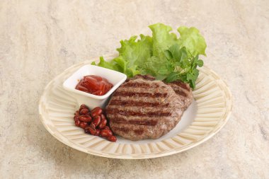 Domates soslu ızgara sığır burger pirzolası