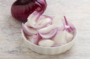Pişirmek ya da atıştırmak için kasede dilimlenmiş kırmızı soğan