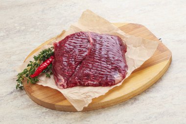 Izgara için çiğ pala bifteği kekik servis edilir.,