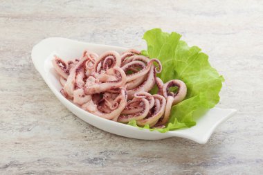 Tabakta marine edilmiş kalamar dokunaçları var.