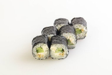 Geleneksel Japon salatalıklı makarası.