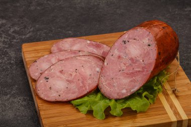 Baharatlı ve otlu füme jambon.