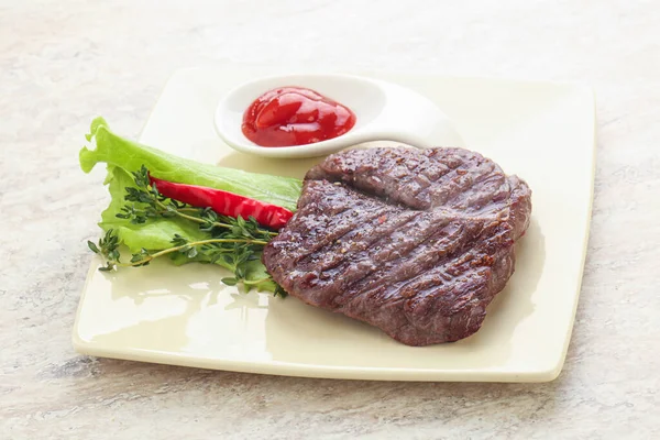 Grillezett Machete Szoknya Marhahús Steak Kakukkfűvel Ketchuppal — Stock Fotó