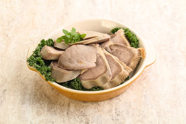 Dilimlenmiş domuz dili aperatifi. Fesleğen servis edildi.