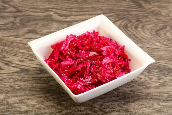 Kasede pancar kökü olan marine edilmiş kırmızı lahana.